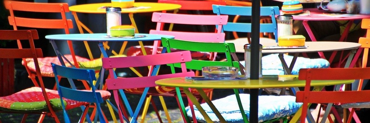 Chaises colorées sur une terrasse