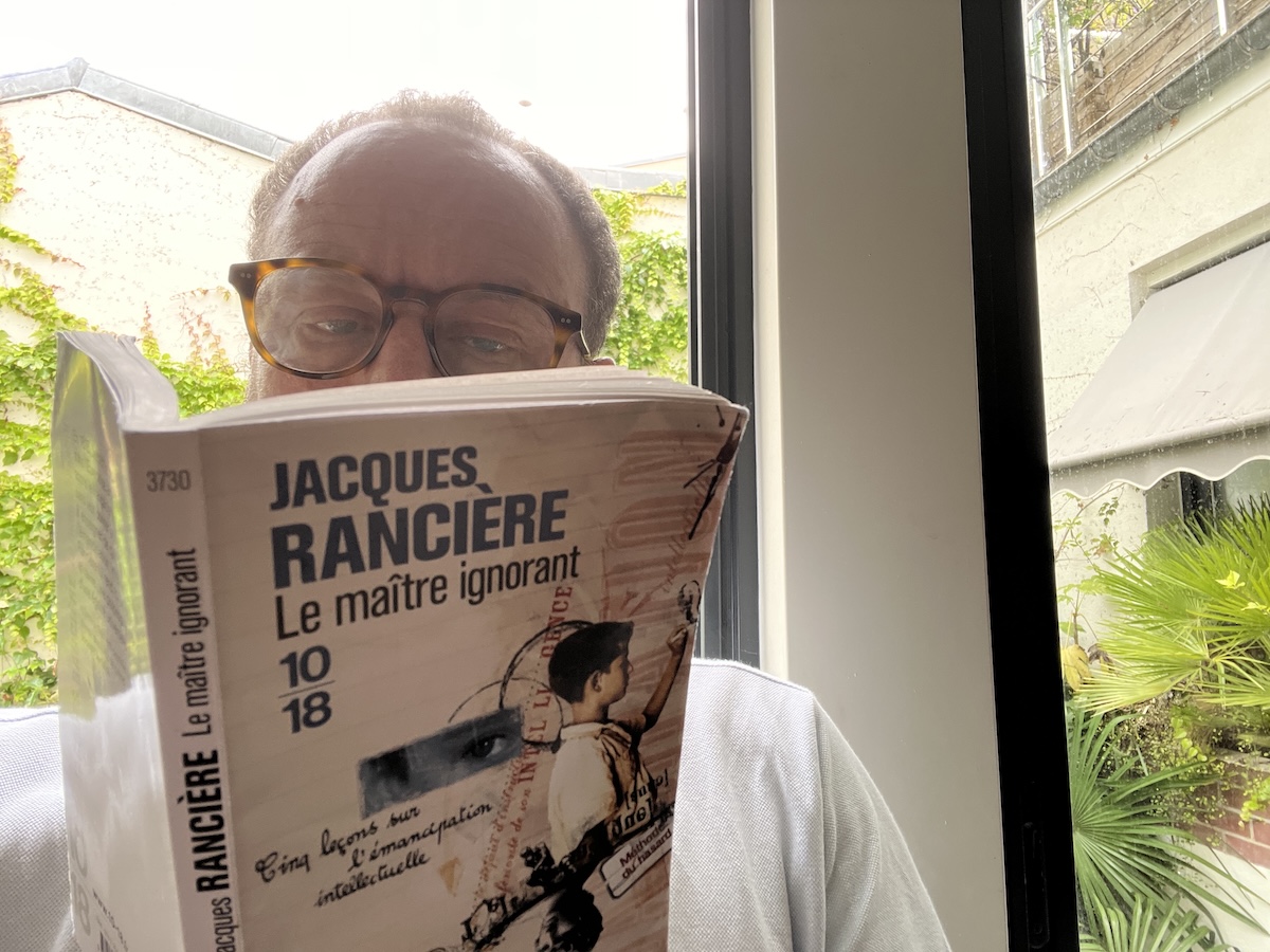 Laurent lisant Le Maître ignorant